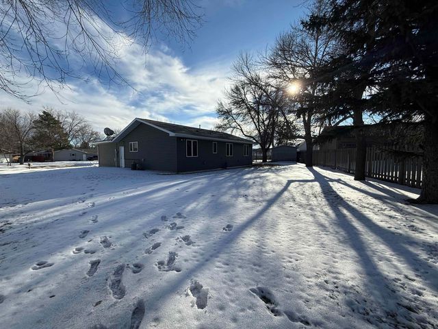 418 SW 23RD ST, Minot, ND 58701