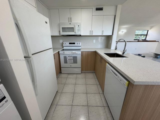 10296 NW 9th St Cir 202, Miami, FL 33172