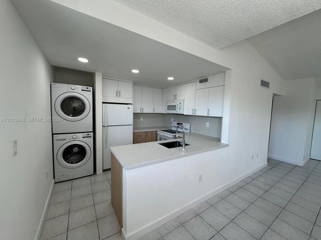 10296 NW 9th St Cir 202, Miami, FL 33172