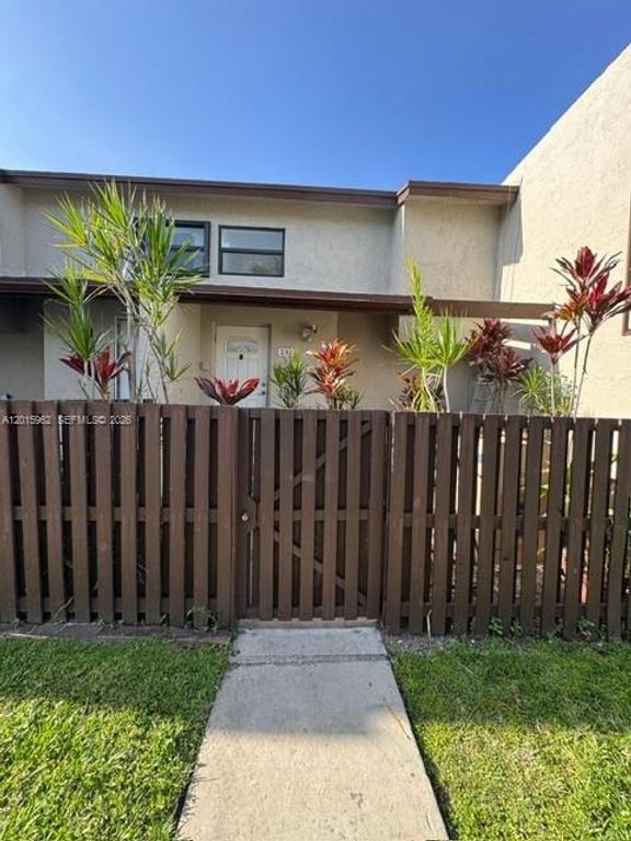 10296 NW 9th St Cir 202, Miami, FL 33172