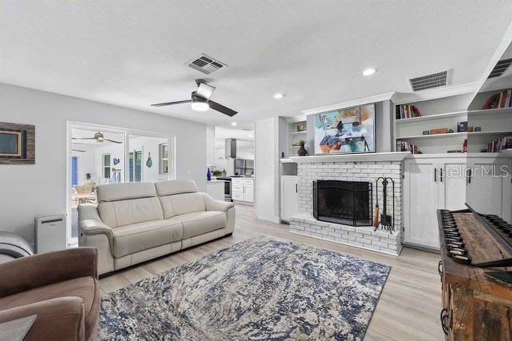 Image 20 of property listing at 1321 CARLTON STREET, Longwood, FL 32750