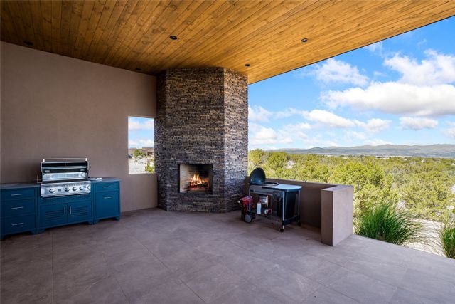 32 Via Del Caballo, Santa Fe, NM 87506