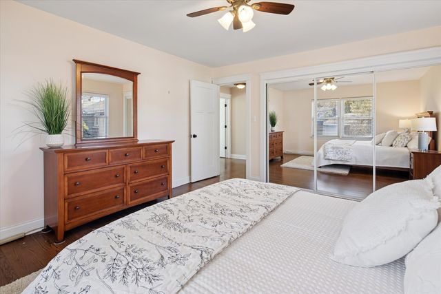 209 N Maison Court, Elmhurst, IL 60126