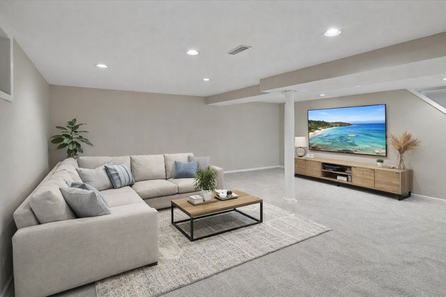 209 N Maison Court, Elmhurst, IL 60126