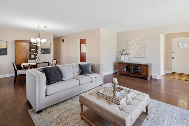 209 N Maison Court, Elmhurst, IL 60126