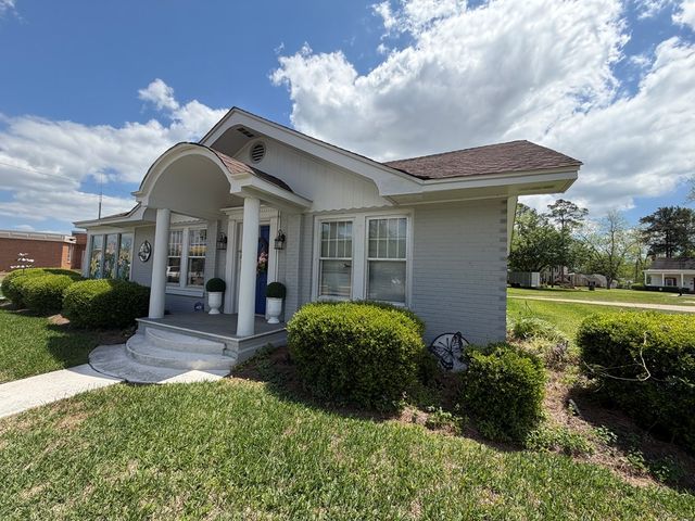 207 W Main Street, Hartford, AL 36344