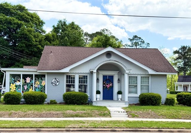 207 W Main Street, Hartford, AL 36344