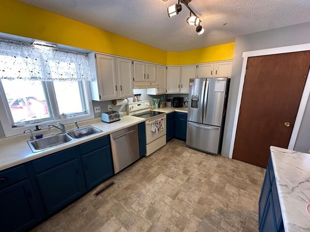 913 Center Street E, Roseau, MN 56751