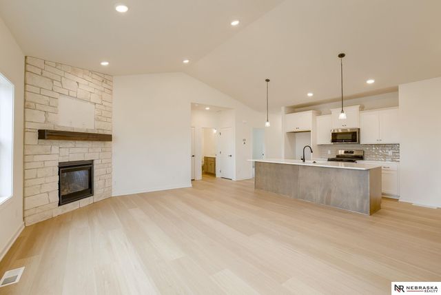 10912 N 159 Avenue, Bennington, NE 68007