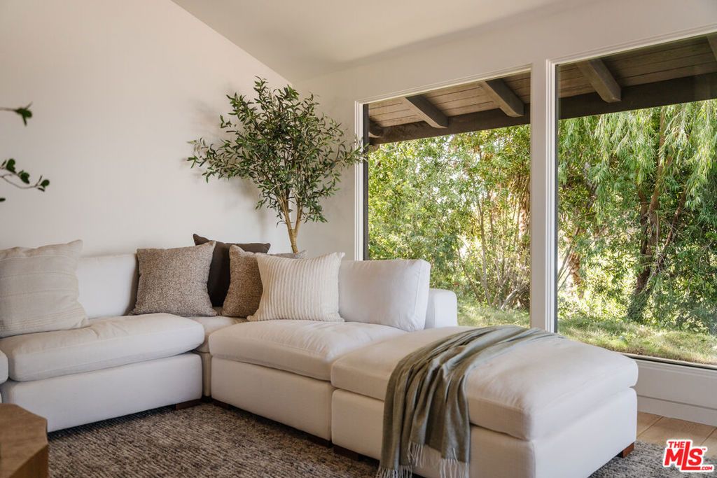 Image 11 of property listing at 4 Buckboard Lane, Rolling Hills, CA 90274