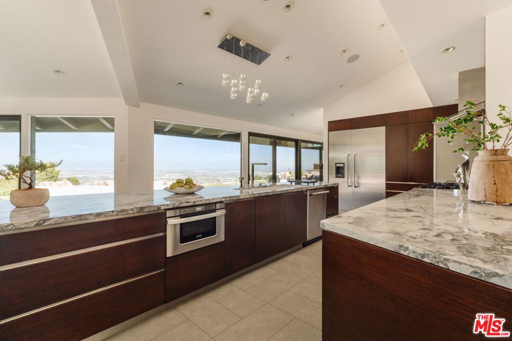 Image 18 of property listing at 4 Buckboard Lane, Rolling Hills, CA 90274