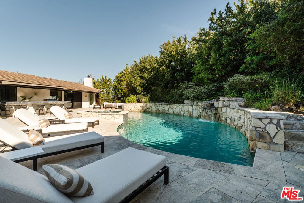 Image 3 of property listing at 4 Buckboard Lane, Rolling Hills, CA 90274