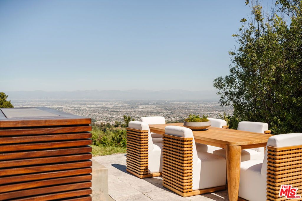 Image 40 of property listing at 4 Buckboard Lane, Rolling Hills, CA 90274