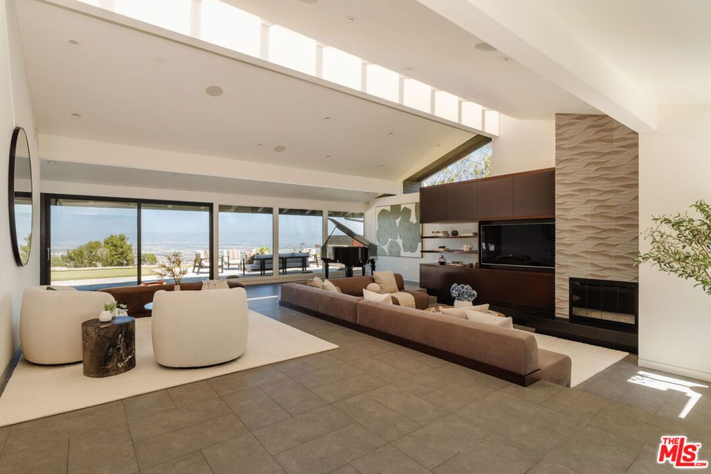 Image 6 of property listing at 4 Buckboard Lane, Rolling Hills, CA 90274