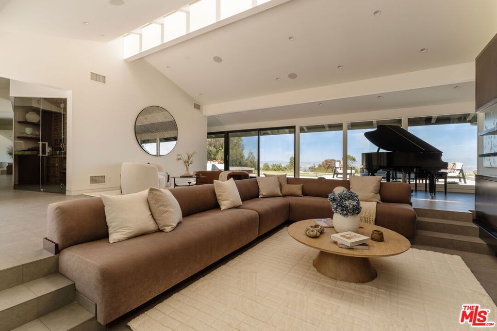 Image 7 of property listing at 4 Buckboard Lane, Rolling Hills, CA 90274