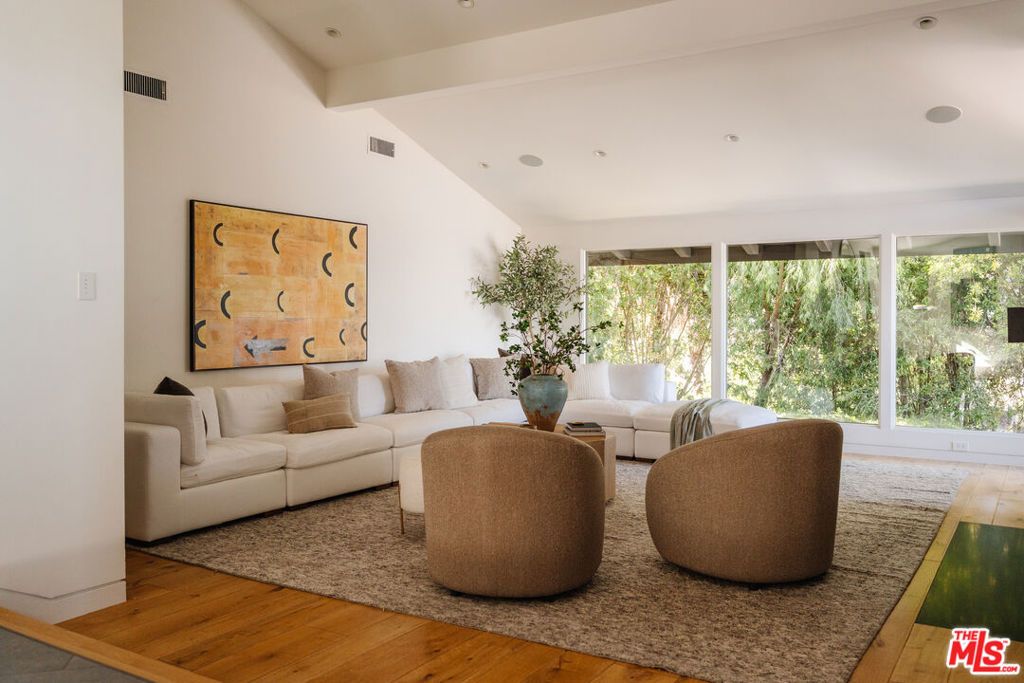 Image 9 of property listing at 4 Buckboard Lane, Rolling Hills, CA 90274