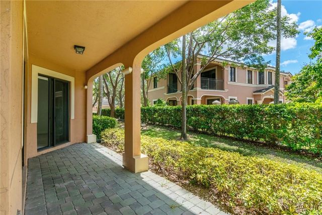 2692 Center Ct Drive 2-32, Weston, FL 33332