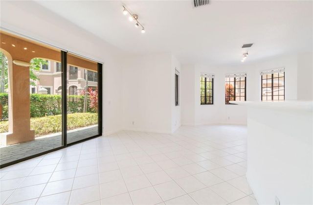 2692 Center Ct Drive 2-32, Weston, FL 33332