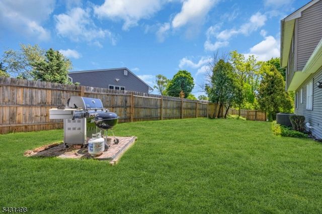 18 Johnfield Ct, Piscataway Twp., NJ 08854