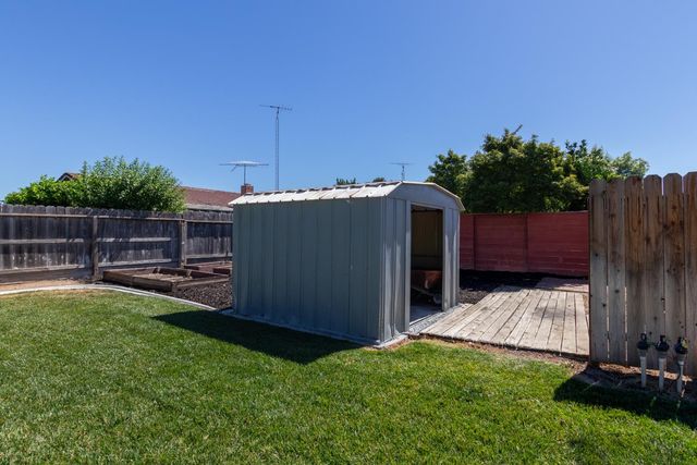 7419 Pine St, Hughson, CA 95326