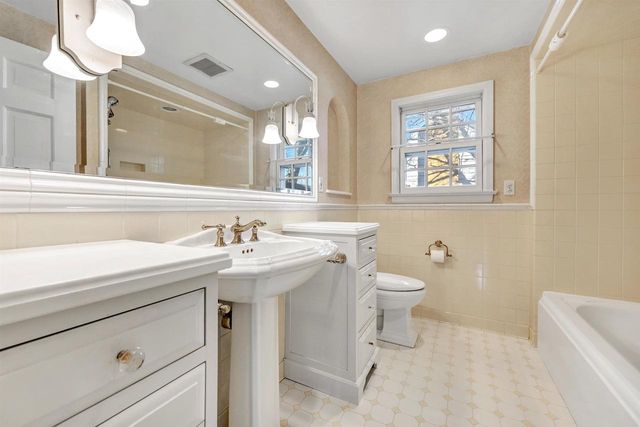 2377 S WEBSTER AVENUE, Green Bay, WI 54301