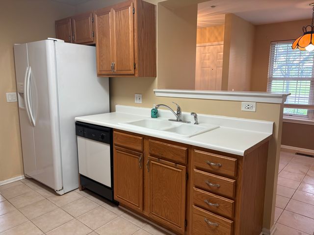 1602 Columbia Circle 4, Bartlett, IL 60103