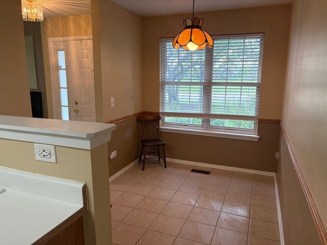 1602 Columbia Circle 4, Bartlett, IL 60103