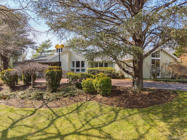 8 Astro Place, Dix Hills, NY 11746