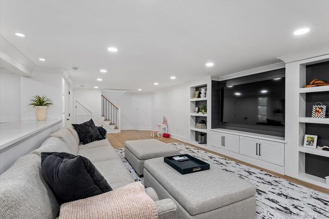 8 Astro Place, Dix Hills, NY 11746