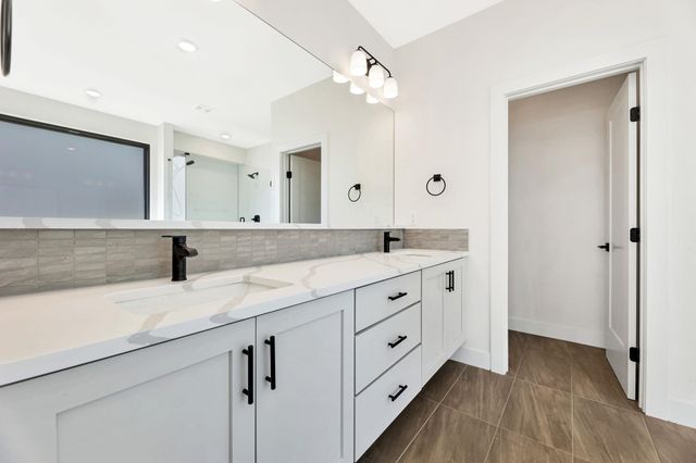 1213 W Lakeway Ct, Andover, KS 67002