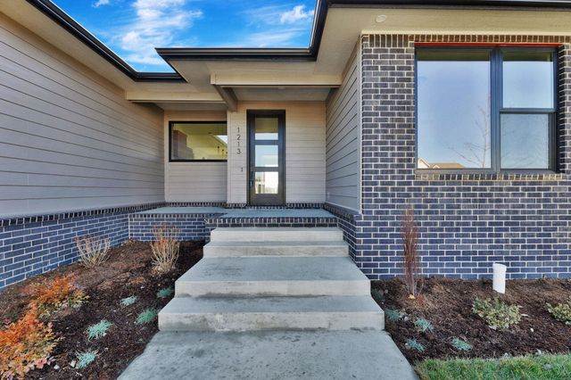 1213 W Lakeway Ct, Andover, KS 67002