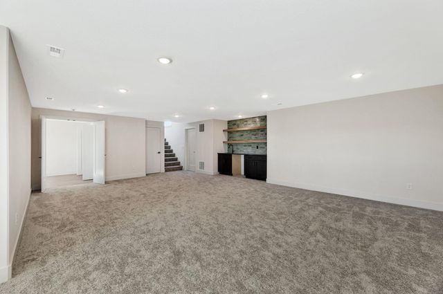 1213 W Lakeway Ct, Andover, KS 67002