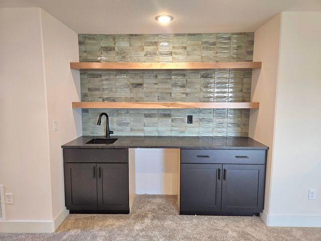 1213 W Lakeway Ct, Andover, KS 67002