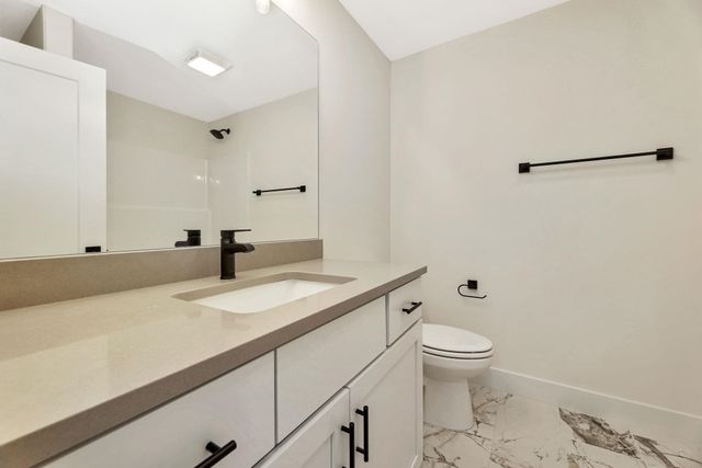 1213 W Lakeway Ct, Andover, KS 67002