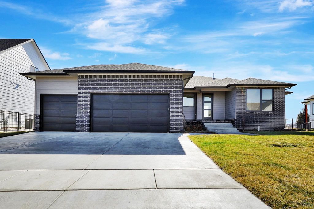 1213 W Lakeway Ct, Andover, KS 67002