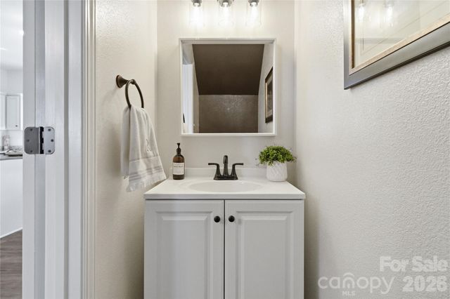 7712 Grapetree Court, Charlotte, NC 28215