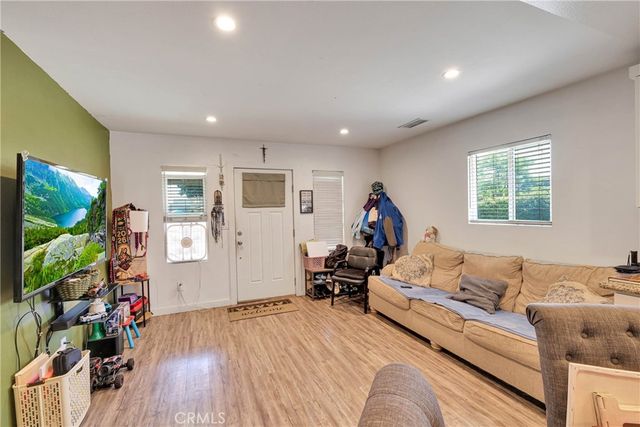 8811 Mary Avenue, Los Angeles, CA 90002