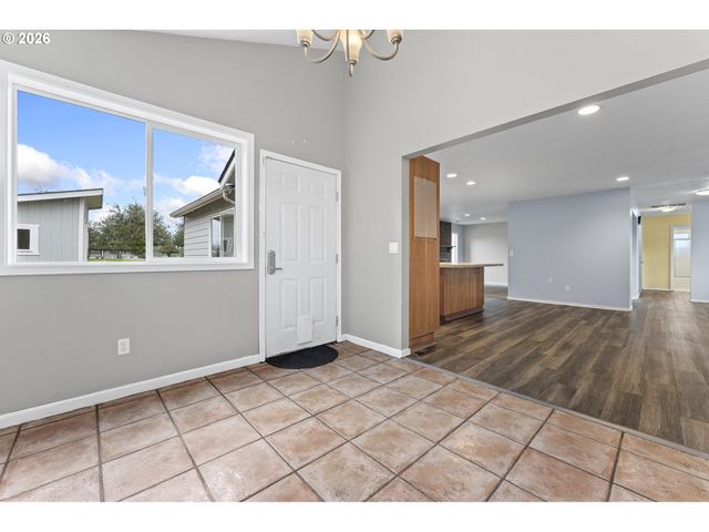 1275 Ne COUNTRY CLUB Ave, Gresham, OR 97030