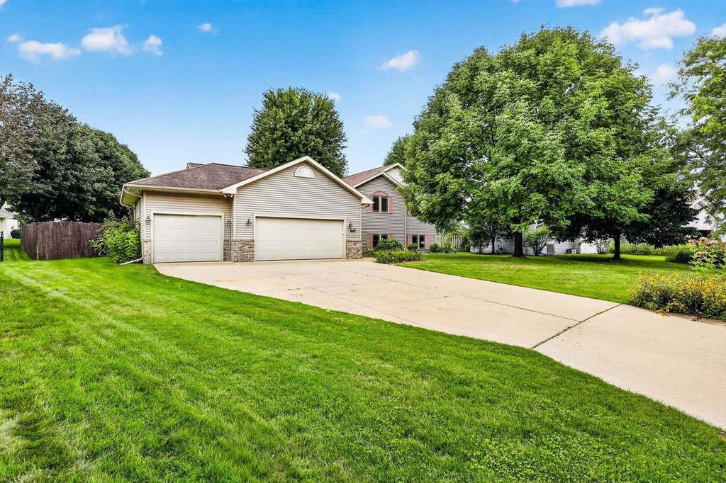 647 Grandview Drive, Sun Prairie, WI 53590