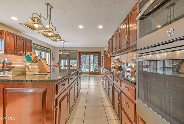 136 Triple H Lane, Jonesborough, TN 37659