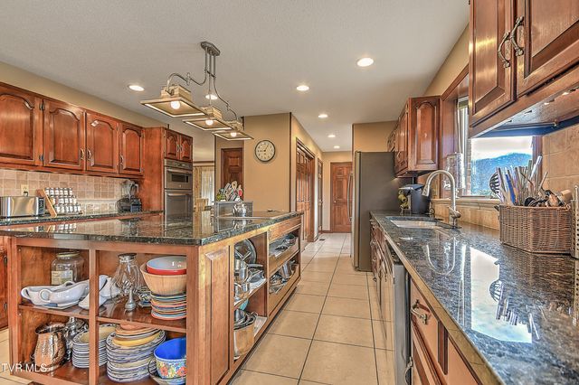 136 Triple H Lane, Jonesborough, TN 37659