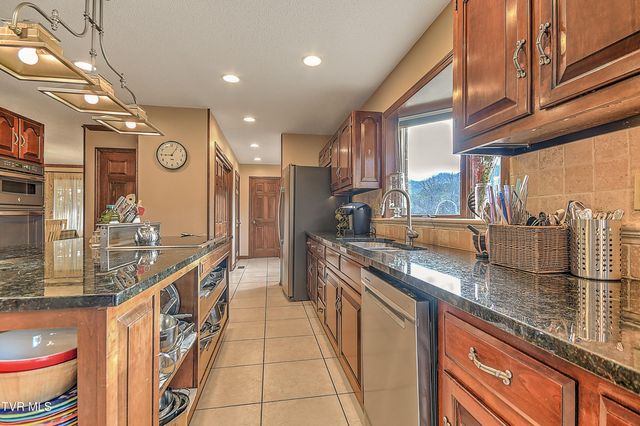 136 Triple H Lane, Jonesborough, TN 37659