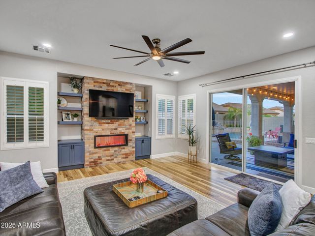 8616 W CLARA Lane, Peoria, AZ 85382