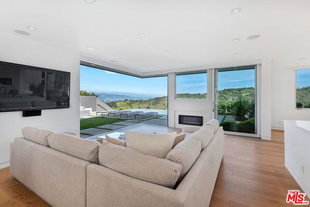 3642 Beverly Ridge Drive, Sherman Oaks, CA 91423