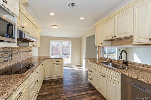 12 Fowler Lane, Mount Sinai, NY 11766