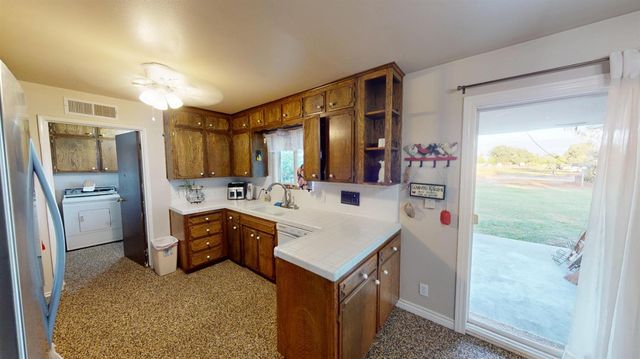 7690 N Leonard Avenue, Clovis, CA 93619