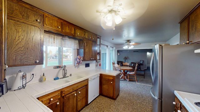 7690 N Leonard Avenue, Clovis, CA 93619