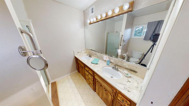 7690 N Leonard Avenue, Clovis, CA 93619