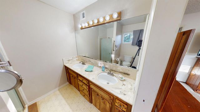 7690 N Leonard Avenue, Clovis, CA 93619
