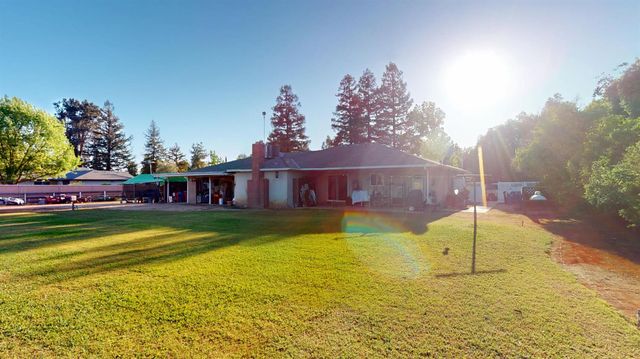 7690 N Leonard Avenue, Clovis, CA 93619